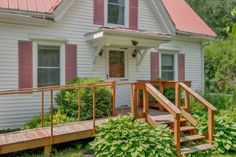 13 Smithtown Road Pittston ME 04345