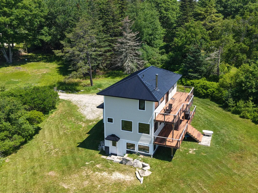 20 Sailors Way Vinalhaven ME 04863