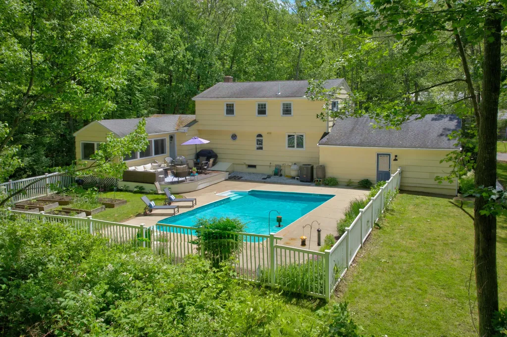 6 Surrey Lane Cumberland ME 04110