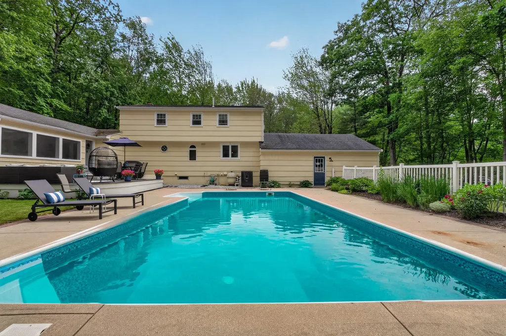 6 Surrey Lane Cumberland ME 04110