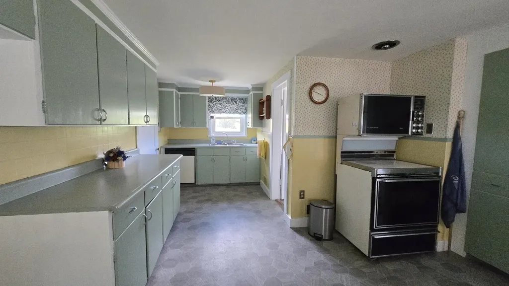 96 Highland Terrace Mexico ME 04257