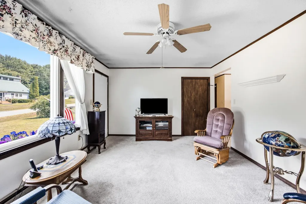 9 Tibbetts Drive Lincoln ME 04457