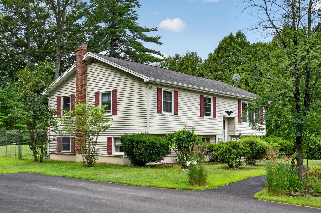 24 Rossignol Avenue Oakland ME 04963