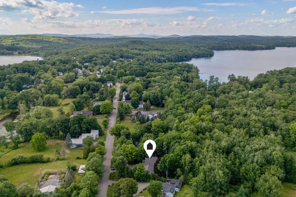 48 Old Winthrop Road Wayne ME 04284