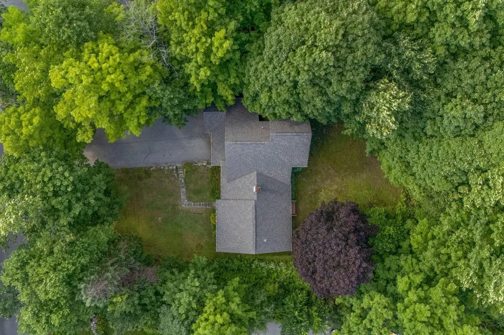 48 Old Winthrop Road Wayne ME 04284