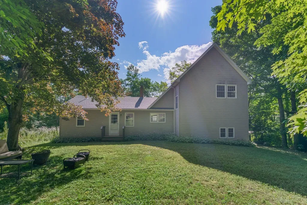 48 Old Winthrop Road Wayne ME 04284