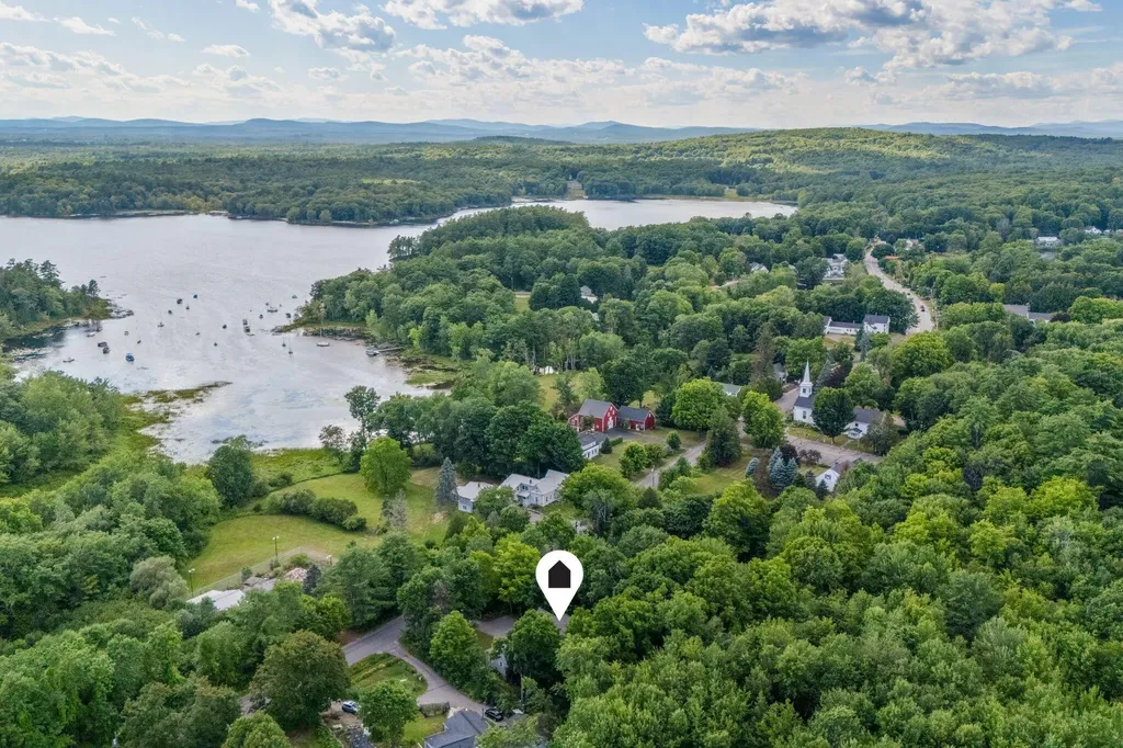 48 Old Winthrop Road Wayne ME 04284