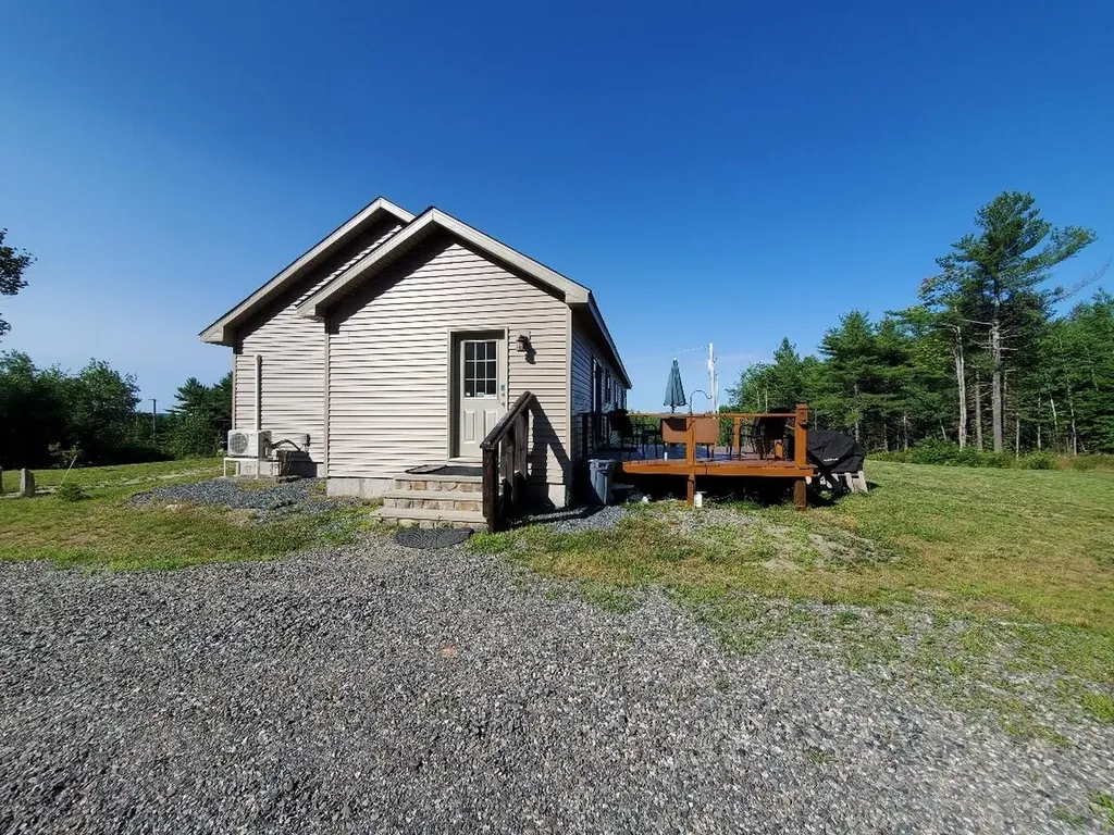 21 Pioneer Way Aurora ME 04408