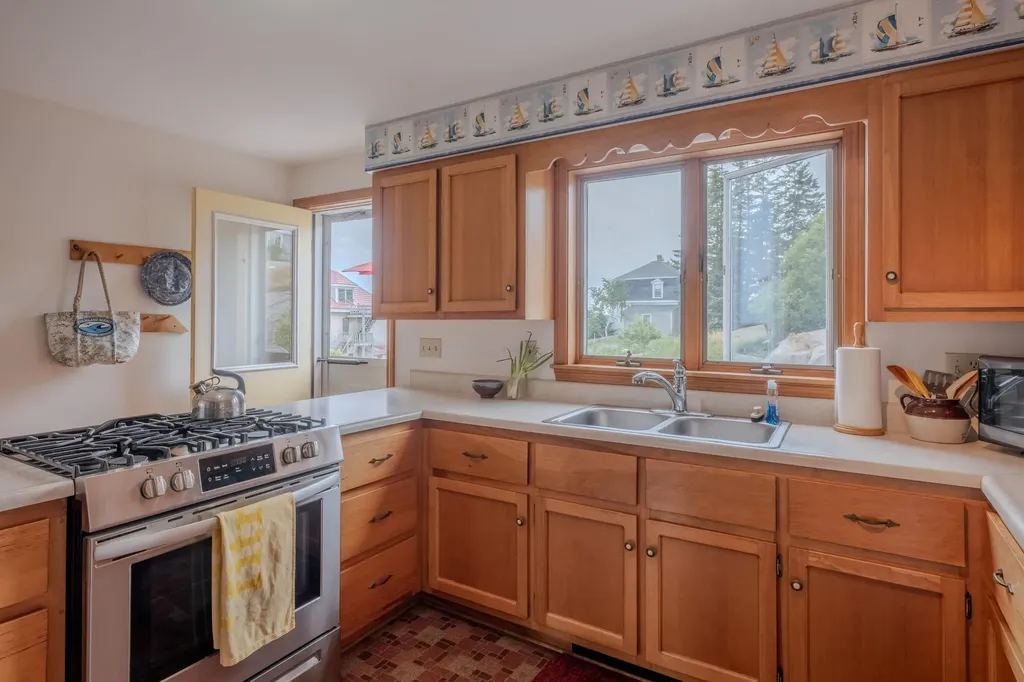 19 Granite Street Stonington ME 04681