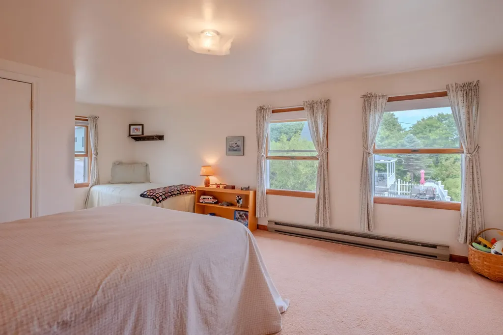 19 Granite Street Stonington ME 04681