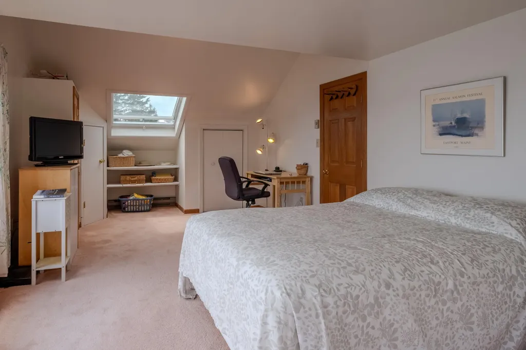 19 Granite Street Stonington ME 04681