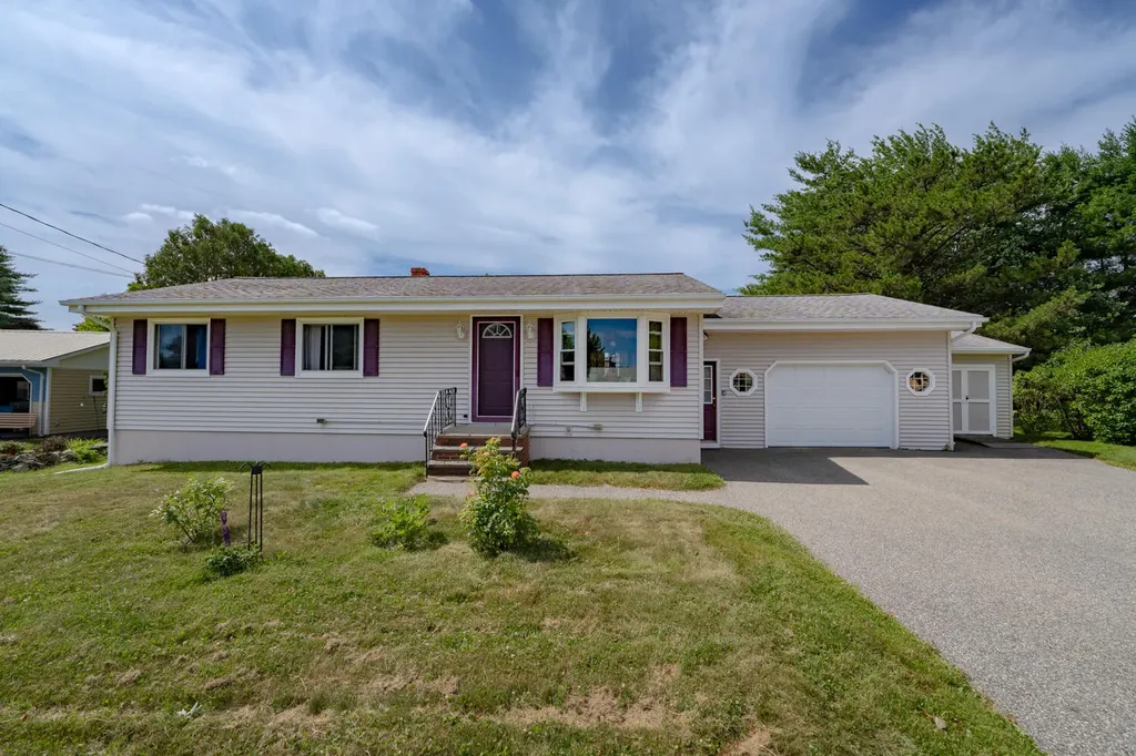 17 Heathwood Lane Lewiston ME 04240