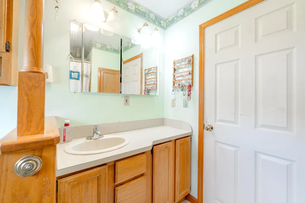 17 Heathwood Lane Lewiston ME 04240