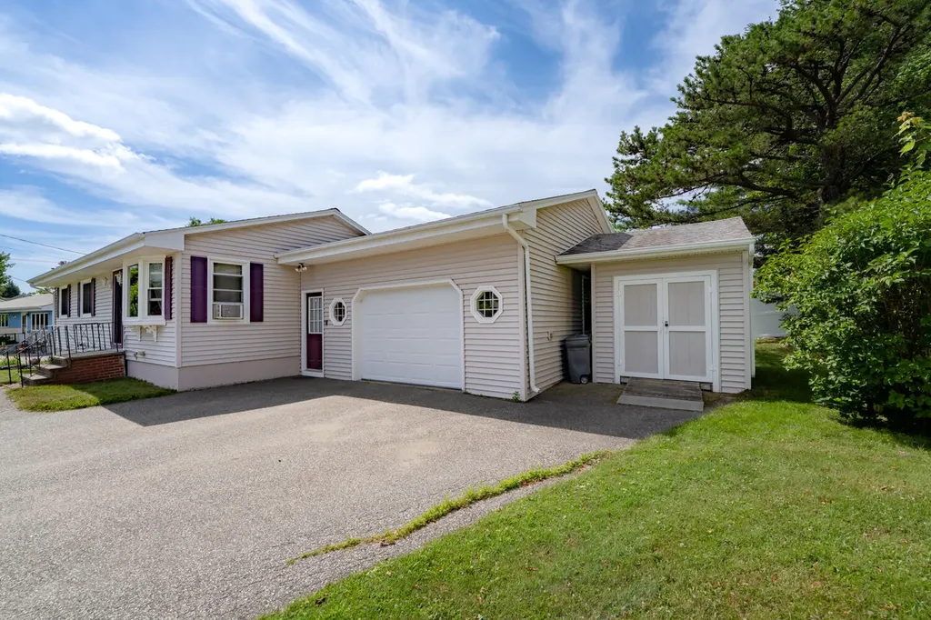 17 Heathwood Lane Lewiston ME 04240