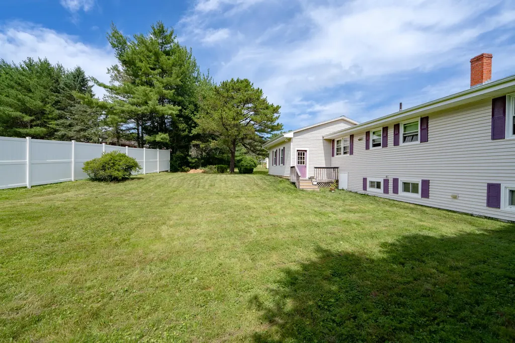 17 Heathwood Lane Lewiston ME 04240