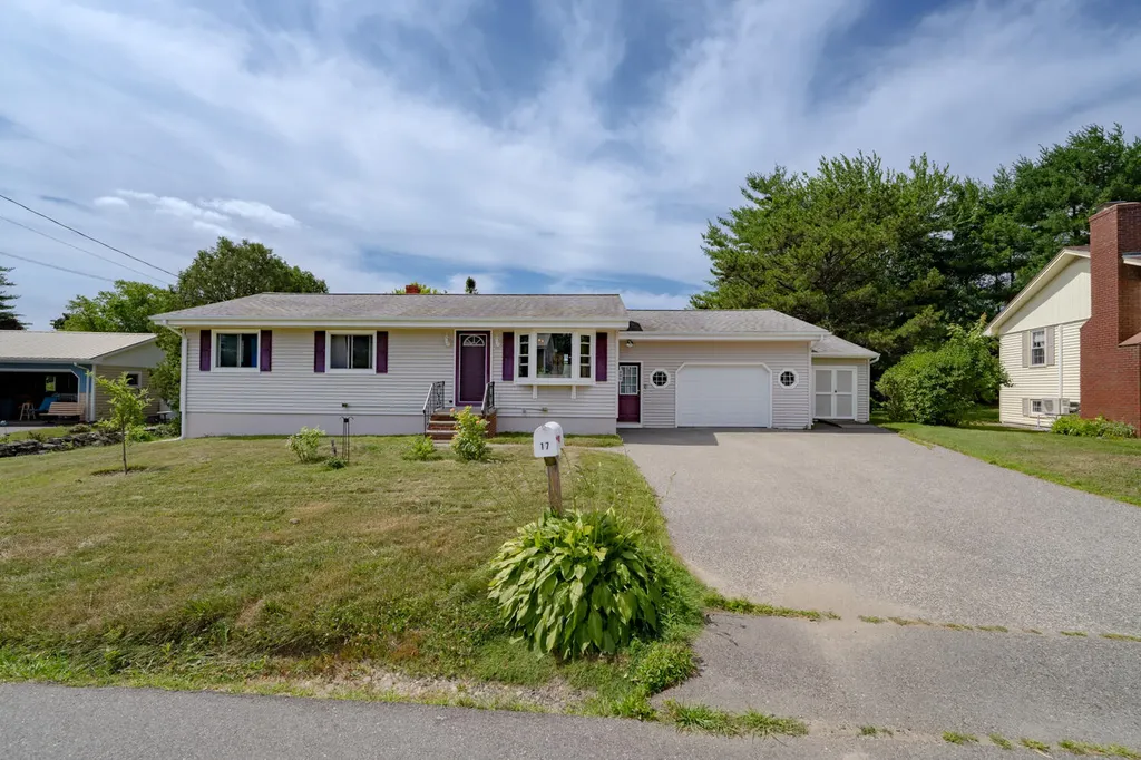 17 Heathwood Lane Lewiston ME 04240