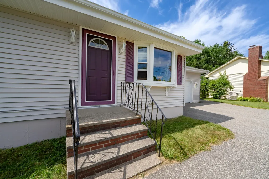 17 Heathwood Lane Lewiston ME 04240