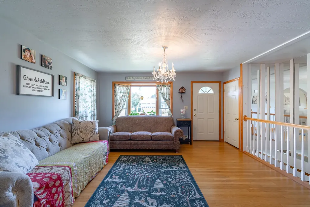 17 Heathwood Lane Lewiston ME 04240