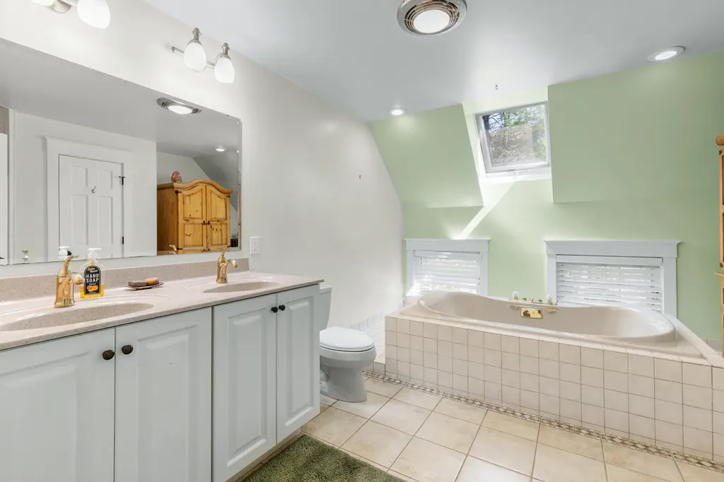53 Stonegate Road Cape Elizabeth ME 04107