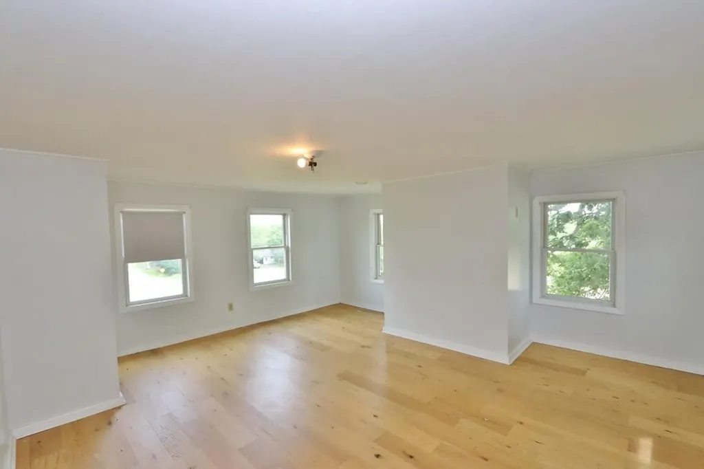 1286 Pushaw Road Glenburn ME 04401