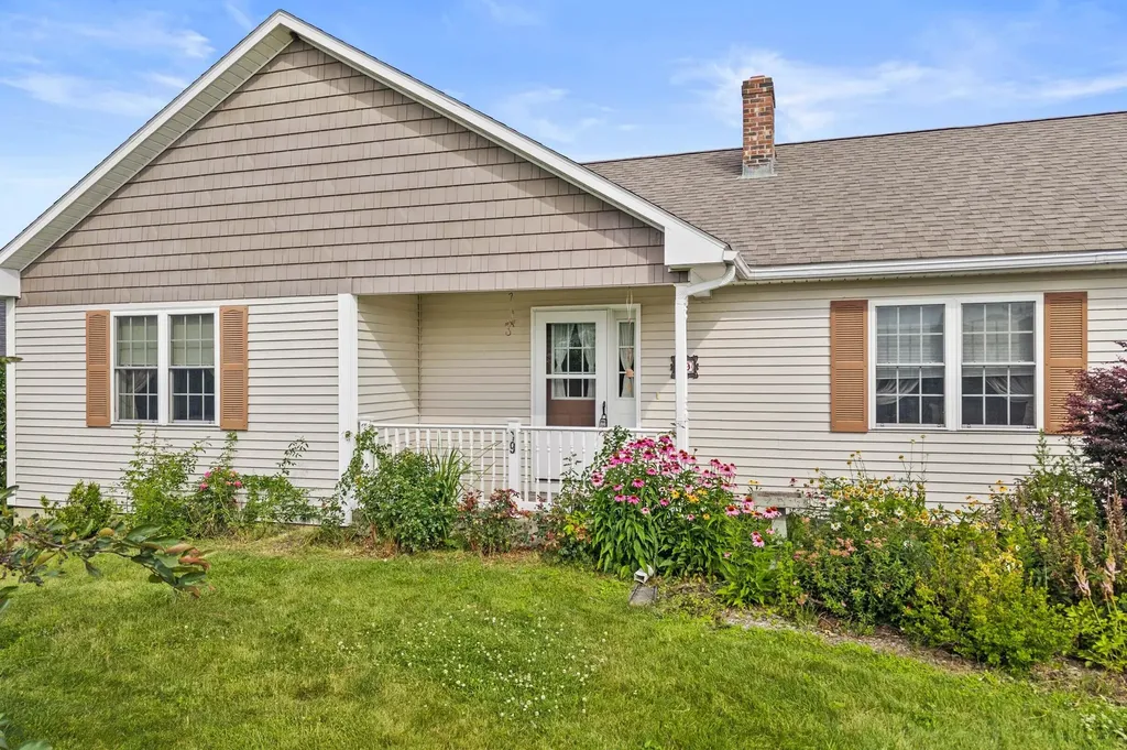 19 Cardinal Way Winslow ME 04901