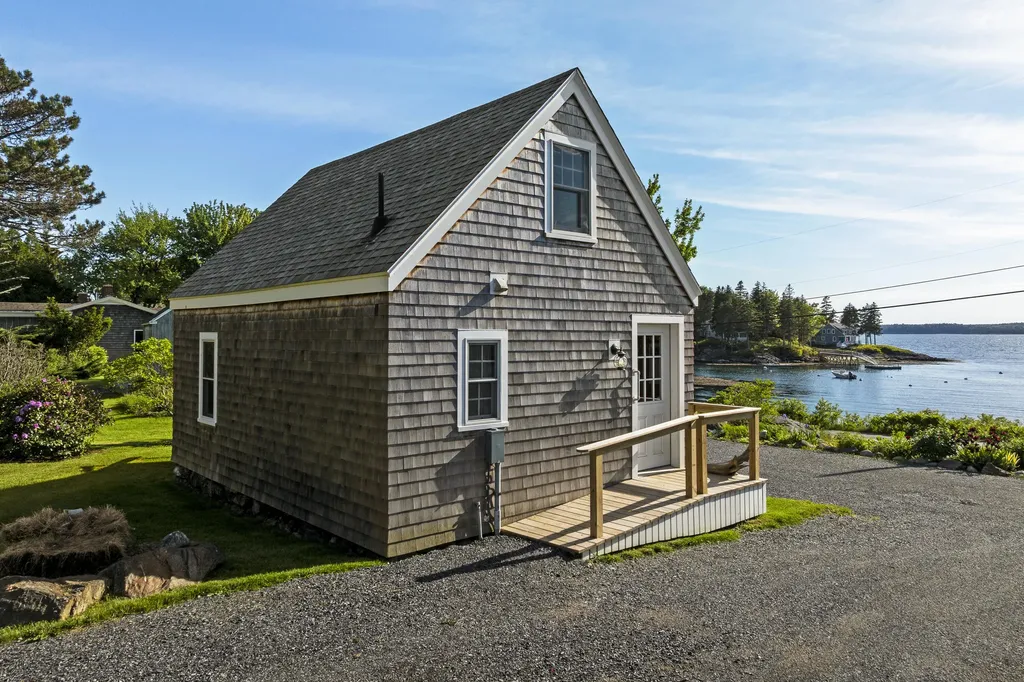 26 Pratt's Island Road Southport ME 04576