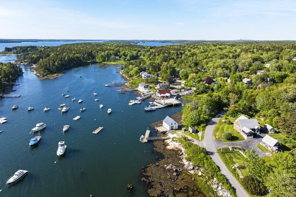 26 Pratt's Island Road Southport ME 04576