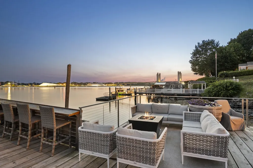 31 Water Street Kittery ME 03904