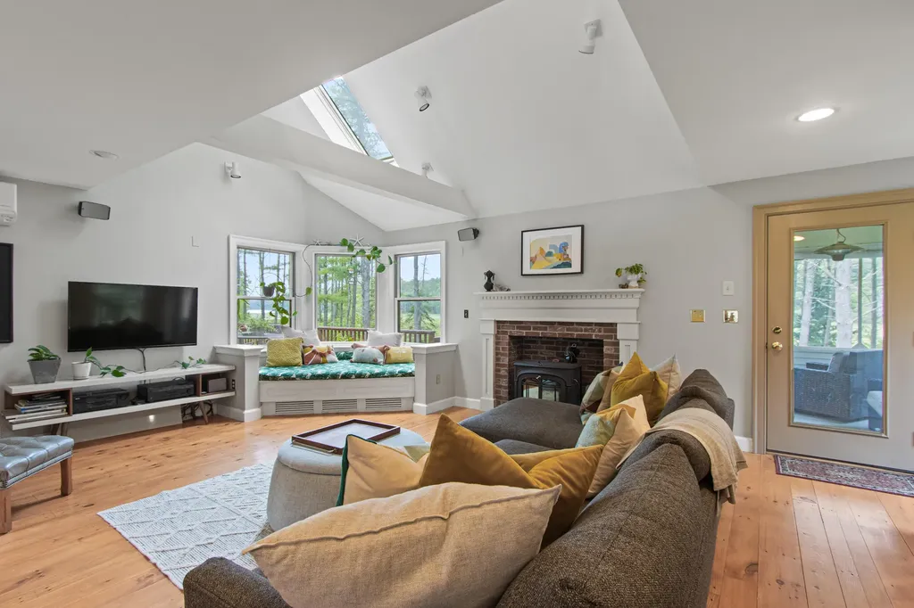 18 Kimberley Circle Brunswick ME 04011