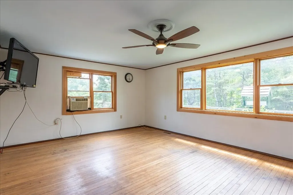689 West Street Rockport ME 04856