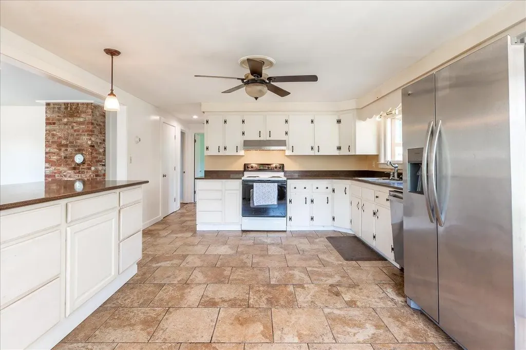 689 West Street Rockport ME 04856