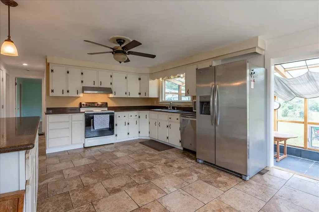 689 West Street Rockport ME 04856