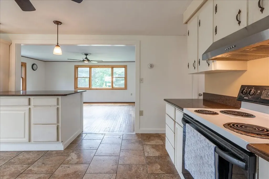 689 West Street Rockport ME 04856