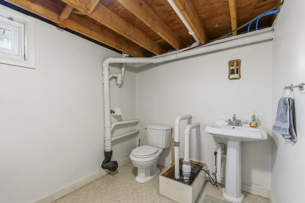 44 King Road Lisbon ME 04250