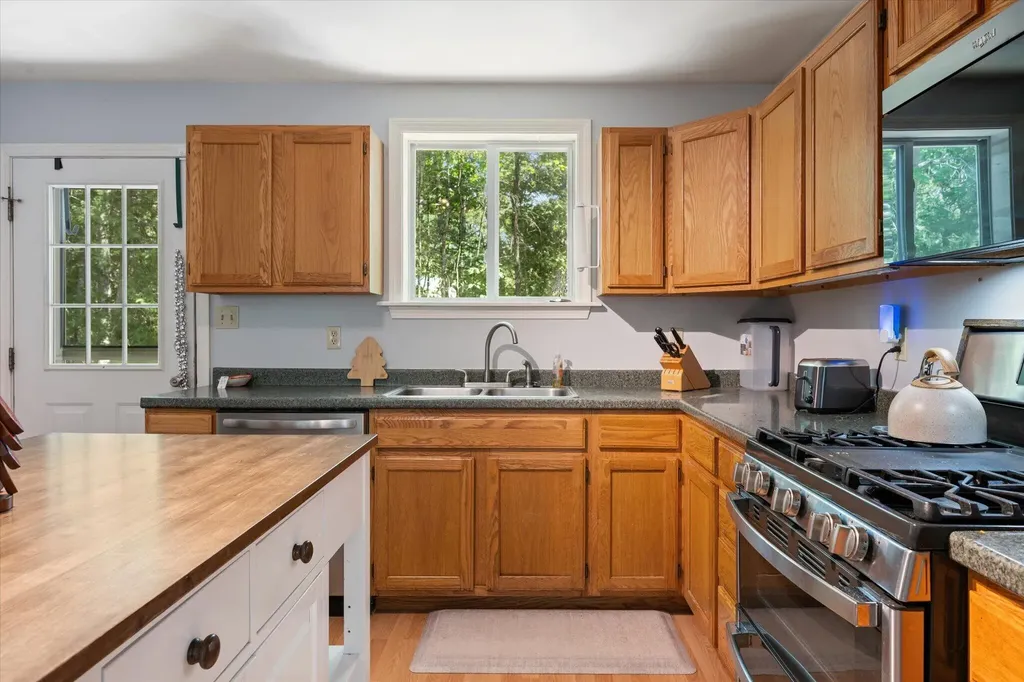 12 Seekins Way Orrington ME 04474