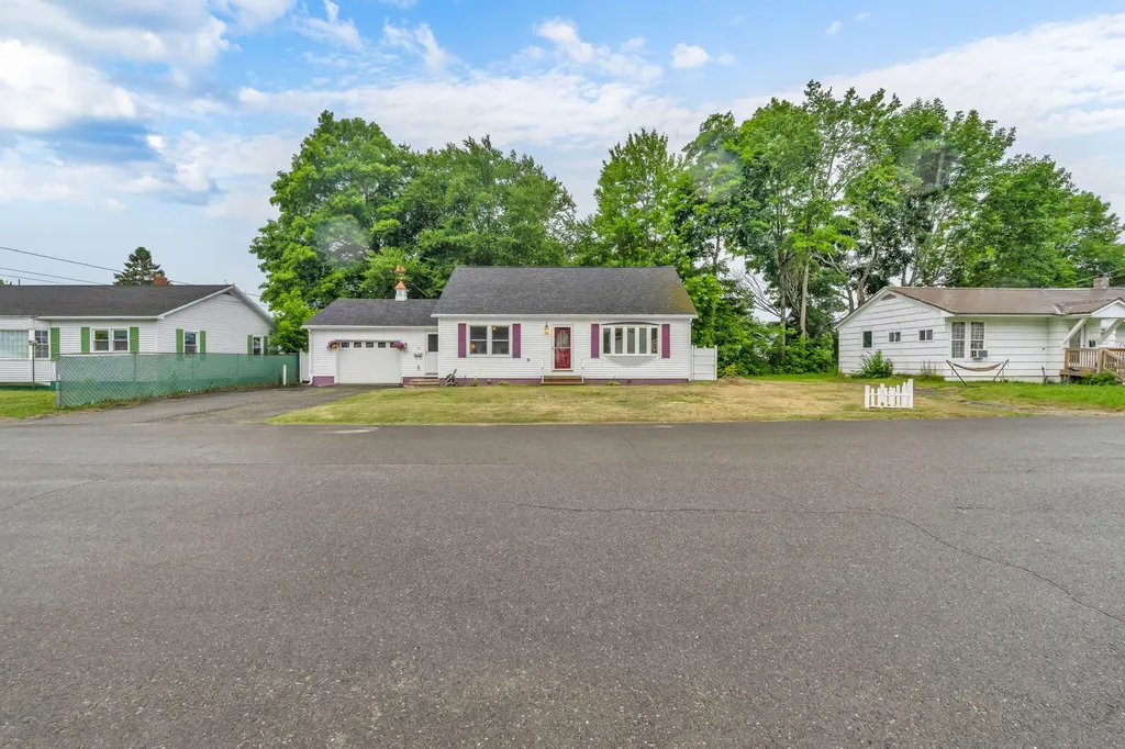 18 Grove Street East Millinocket ME 04430