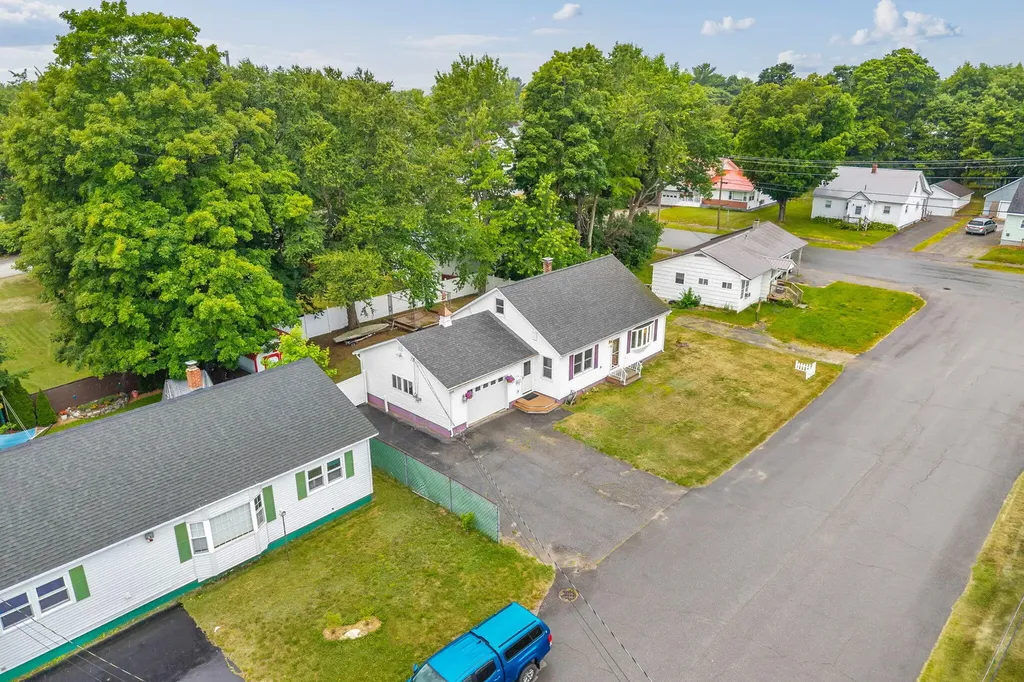 18 Grove Street East Millinocket ME 04430