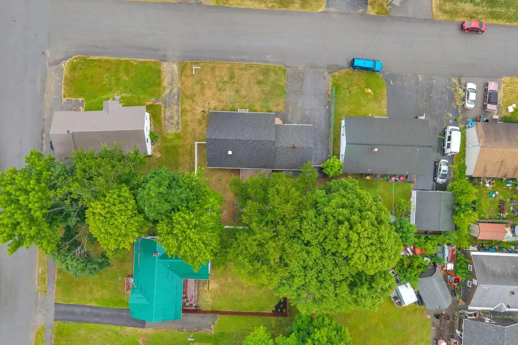 18 Grove Street East Millinocket ME 04430