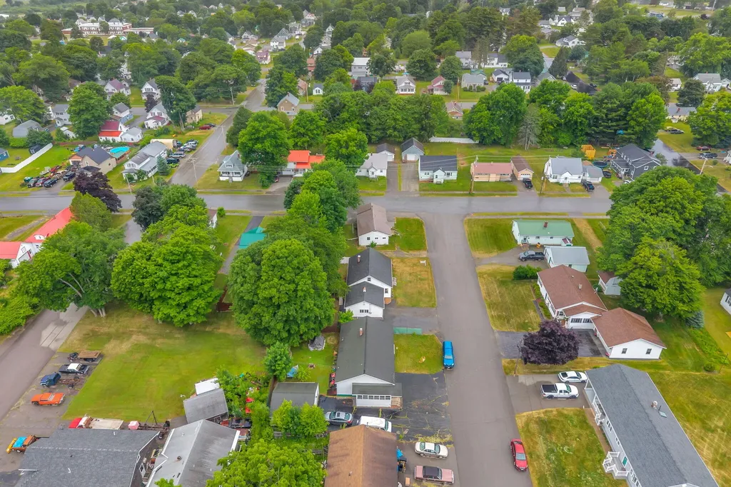 18 Grove Street East Millinocket ME 04430