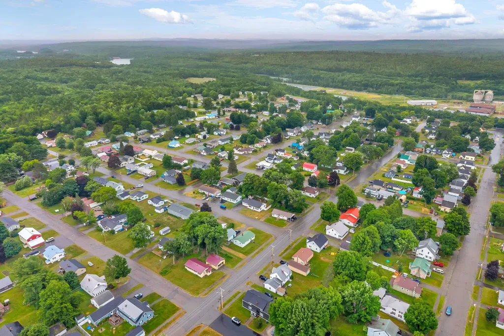 18 Grove Street East Millinocket ME 04430