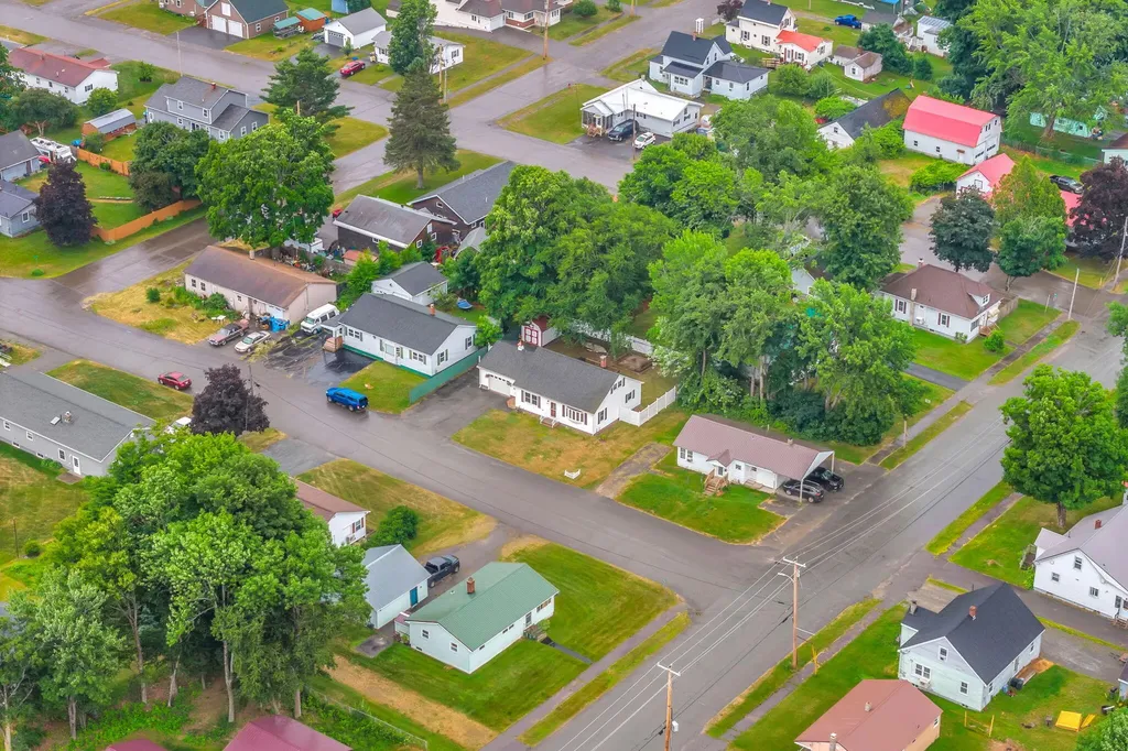 18 Grove Street East Millinocket ME 04430