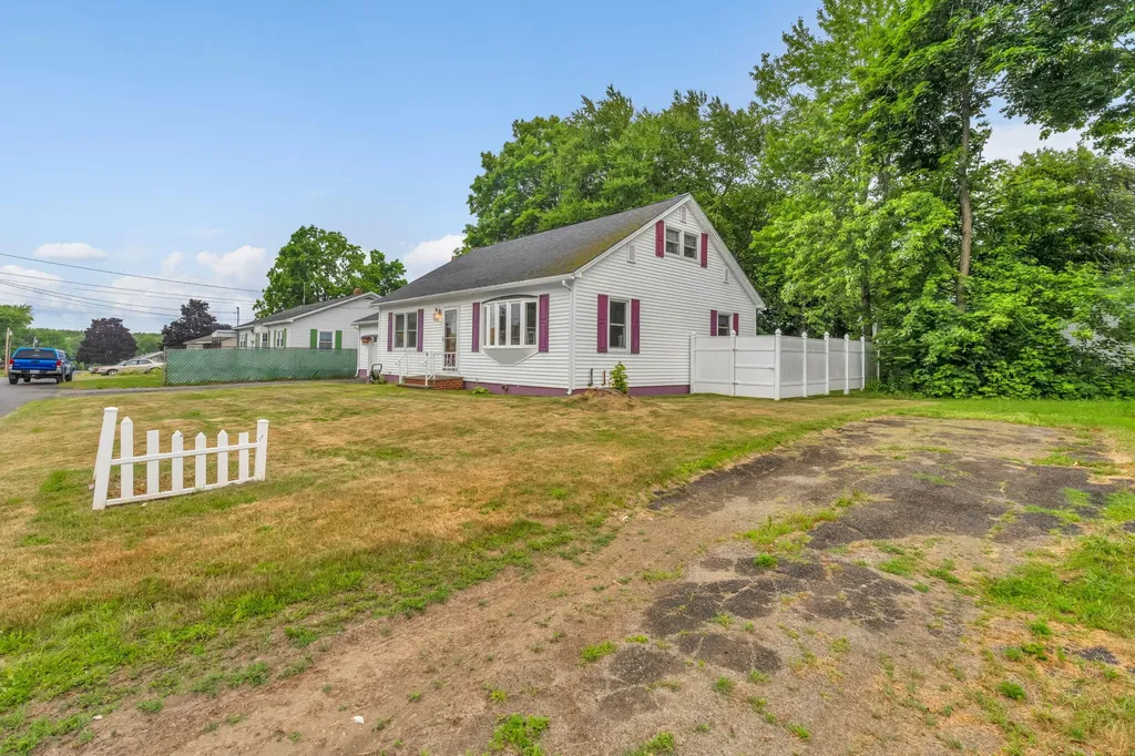 18 Grove Street East Millinocket ME 04430