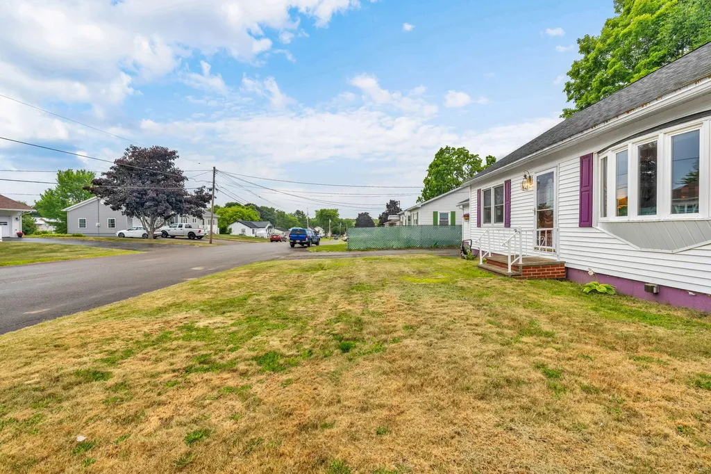 18 Grove Street East Millinocket ME 04430