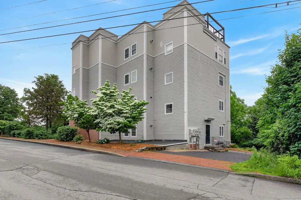 24 Brackett Street Portland ME 04102
