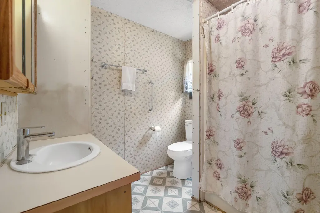 914 Pond Road Wales ME 04280