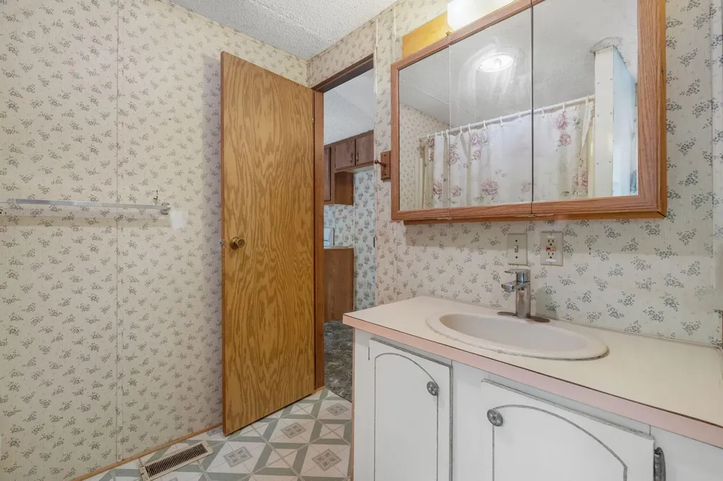 914 Pond Road Wales ME 04280