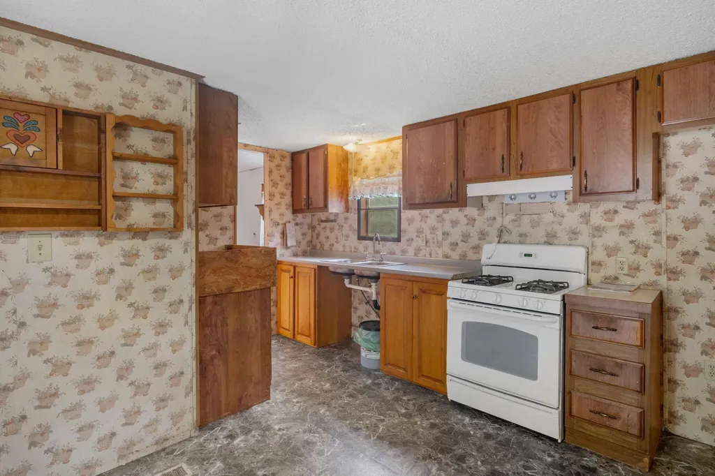 914 Pond Road Wales ME 04280