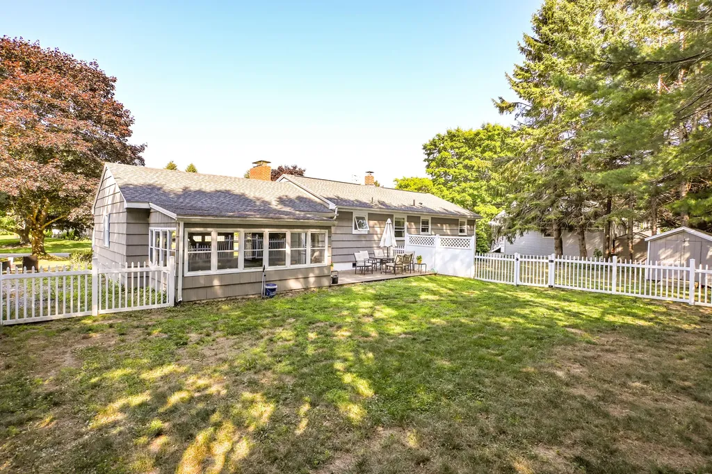 21 Vernon Road Cape Elizabeth ME 04107