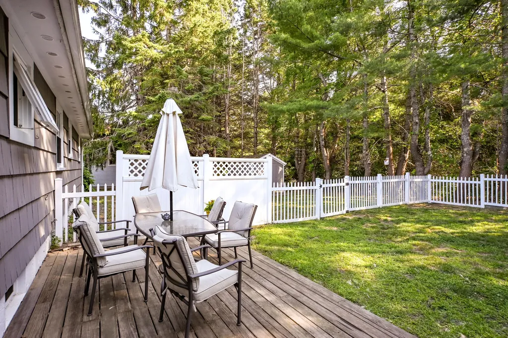 21 Vernon Road Cape Elizabeth ME 04107