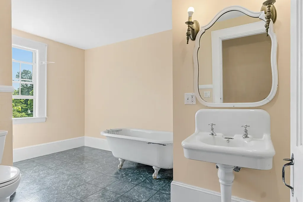 83 Bath Road Wiscasset ME 04578